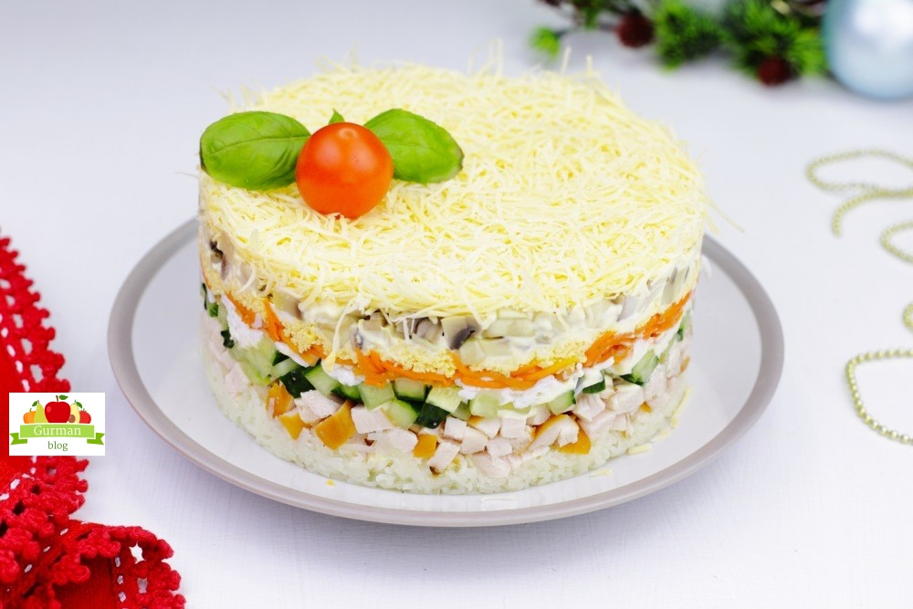 Слоеный салат с копченой курицей на новогодний стол