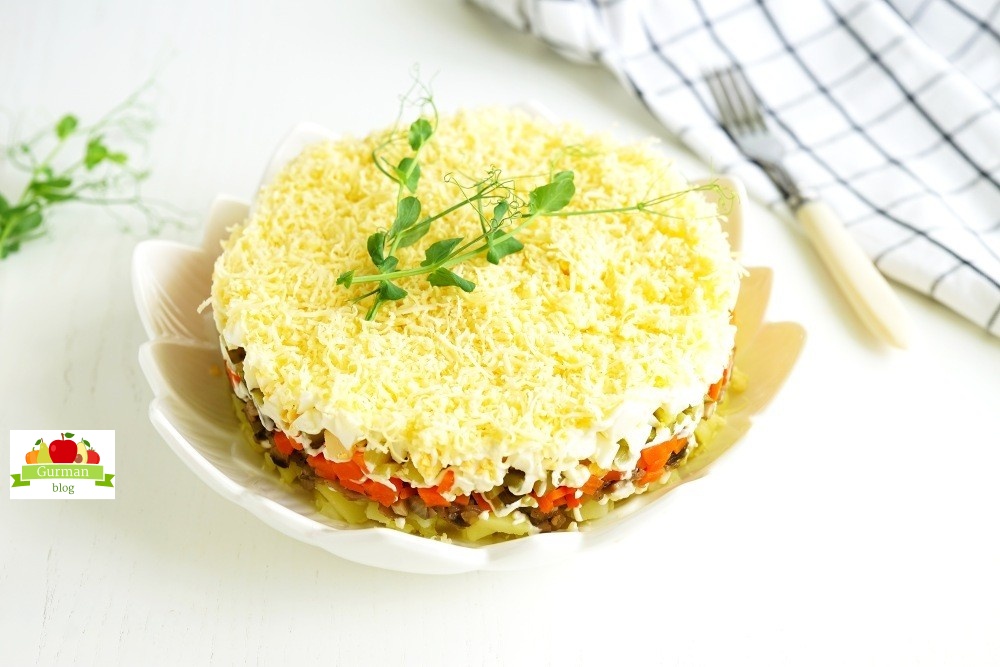 Слоёный салат с шампиньонами