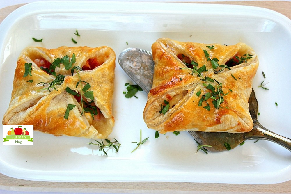 Слойки с ветчиной и сыром из слоеного теста