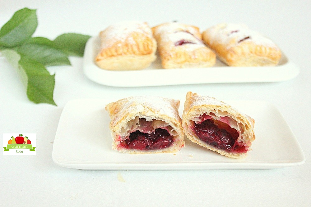 Слойки с вишней из слоеного теста