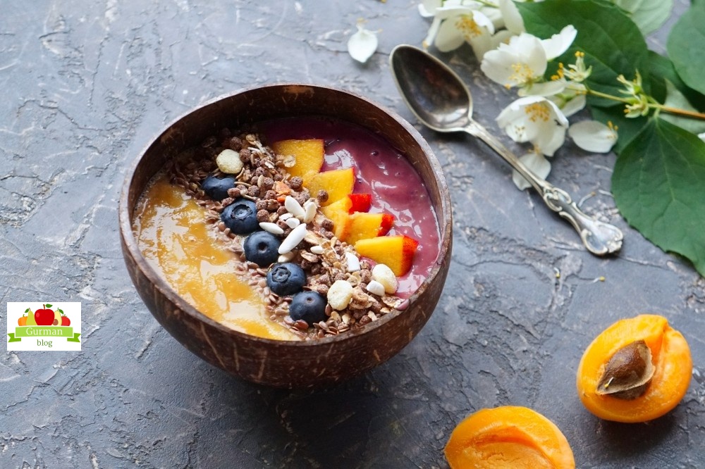 Смузи-боул из нектаринов с голубикой