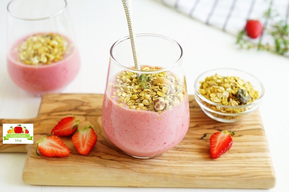 Смузи с клубникой, бананом и молоком