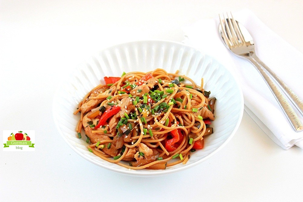 Соба с курицей и овощами