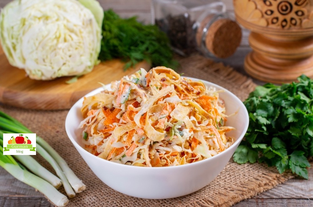 Сочный салат с капустой, морковью и яичными блинчиками