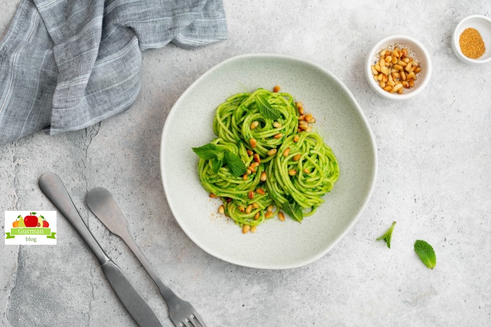 Спагетти с черемшой и кокосовым молоком