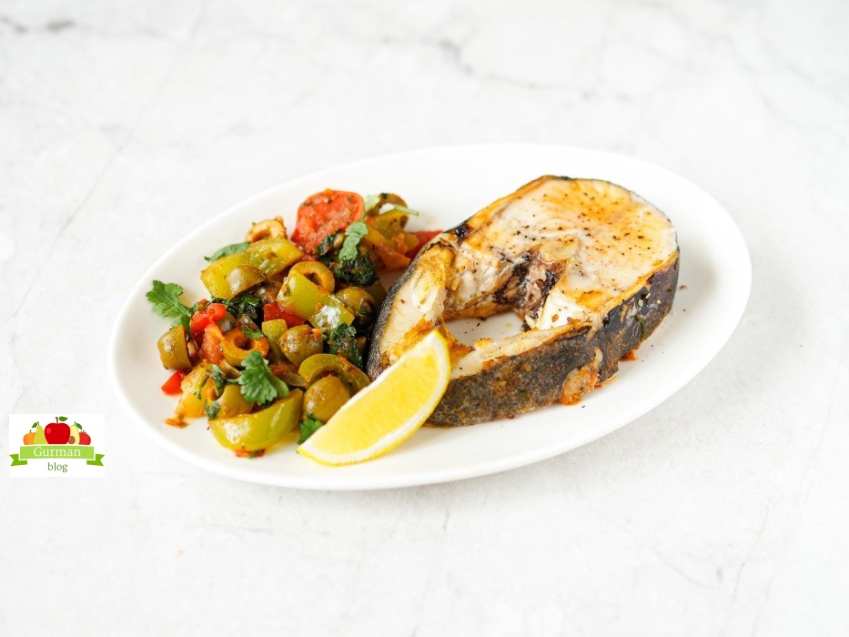 Стейк масляной рыбы с овощами