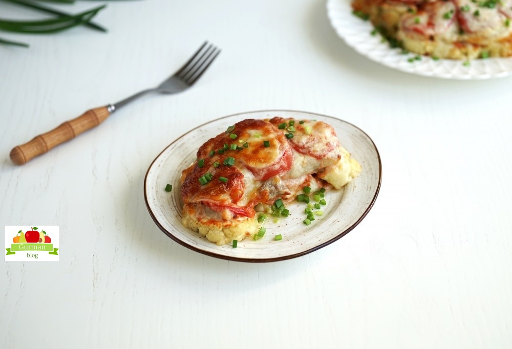 Стейки из цветной капусты с курицей