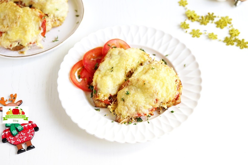 Свинина по-французски с помидорами и сыром