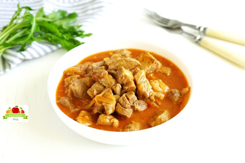 Свинина с подливкой: рецепт на сковороде без томатной пасты