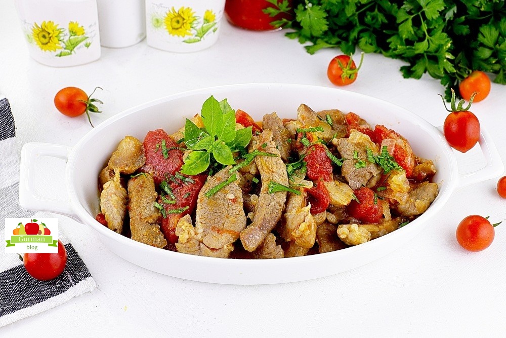 Свинина с помидорами на сковороде