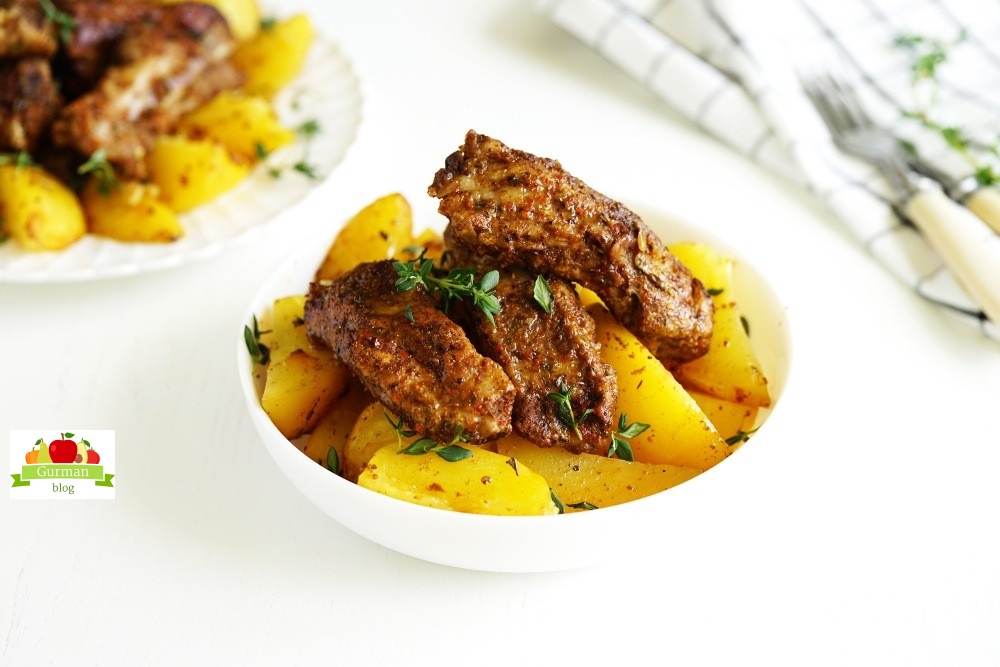 Свиные ребрышки в духовке с картошкой в рукаве