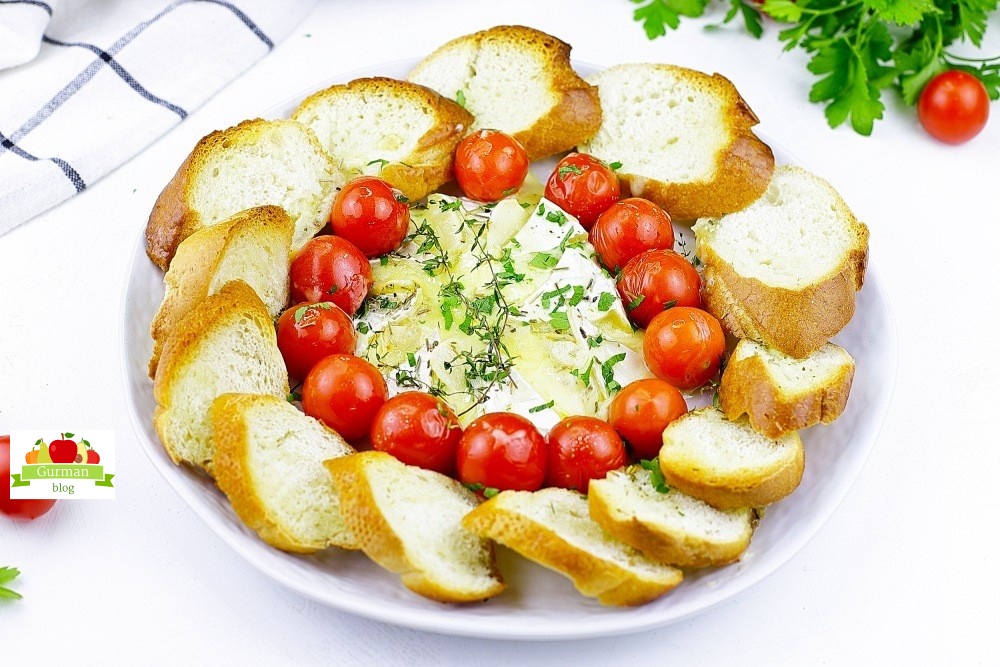 Сыр Камамбер в духовке с помидорами, багетом и чесноком