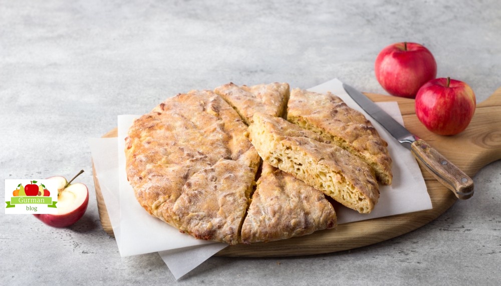 Сырная лепёшка с яблоком