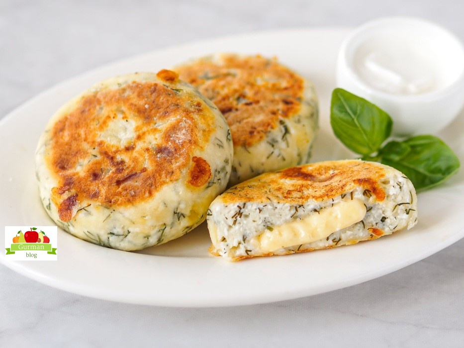 Сырники с творогом и сыром на сковороде