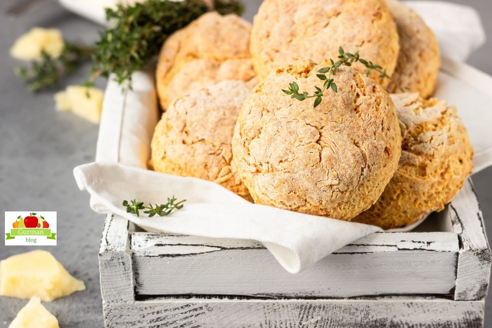 Сырные сконы с кукурузной мукой