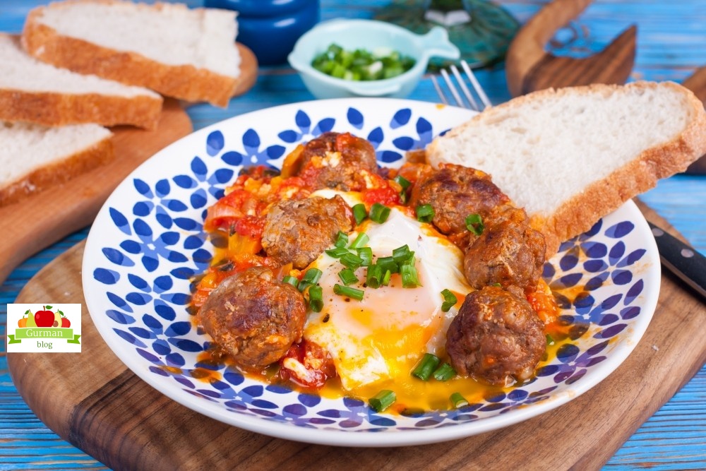 Сытная яичница с тефтелями