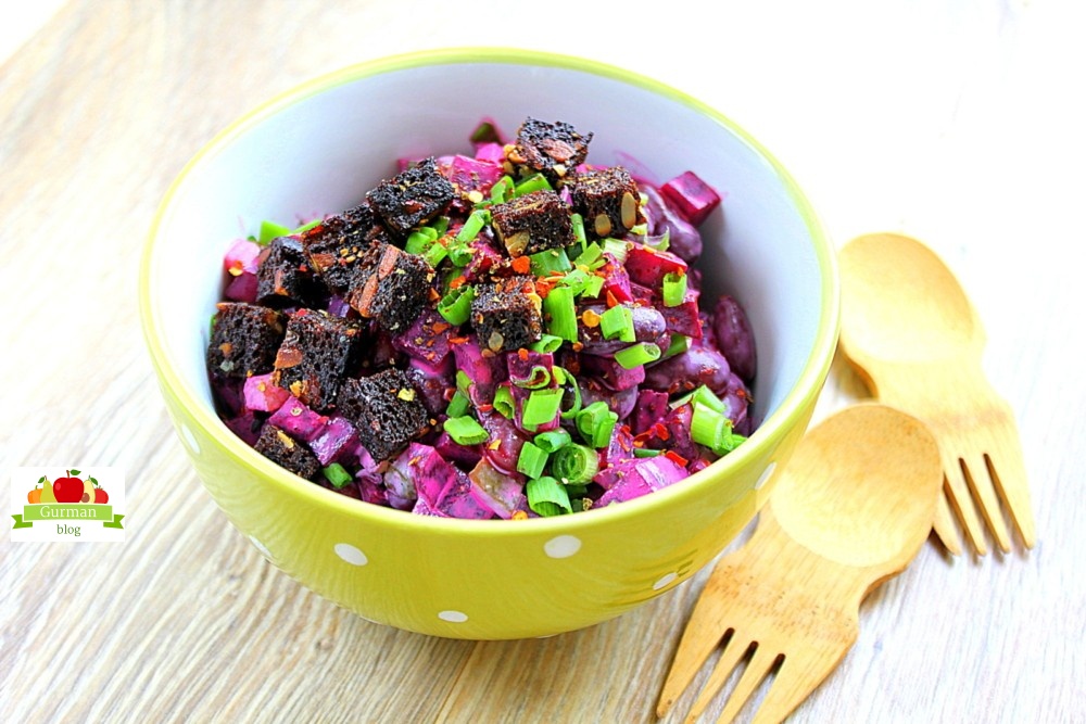 Сытный свекольный салат с фасолью и сухариками