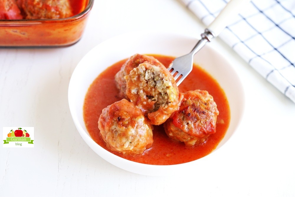 Тефтели в духовке в томатном соусе