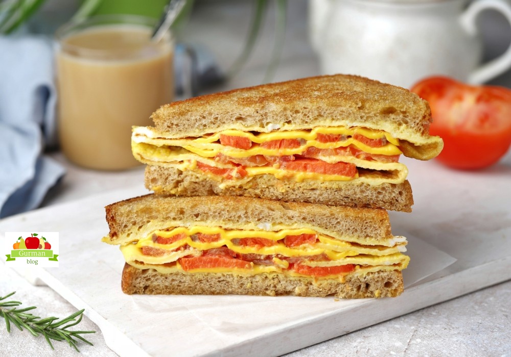 Теплый сэндвич с яйцом и рыбой