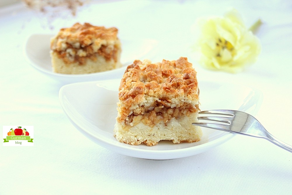 Тертый пирог из песочного теста с яблоком