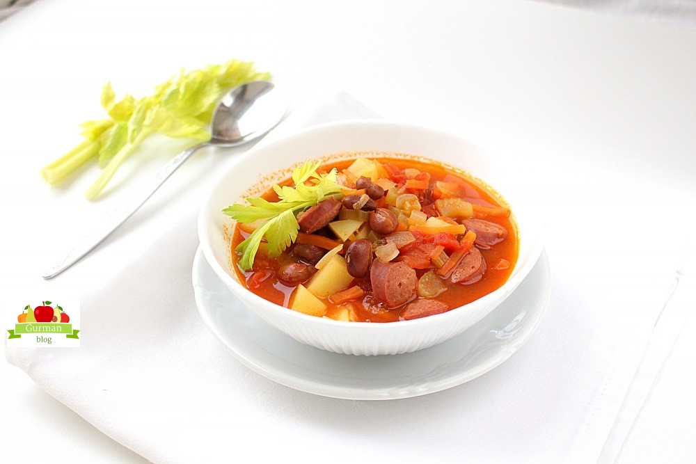 Томатный суп с консервированной фасолью в соусе