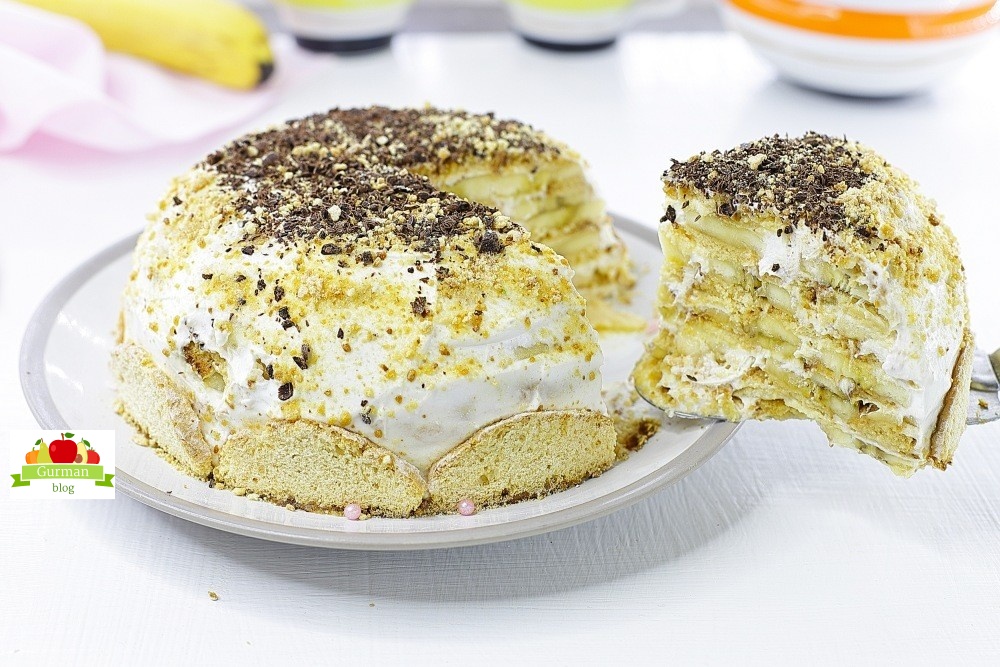 Торт без выпечки из пряников и бананов со сметаной