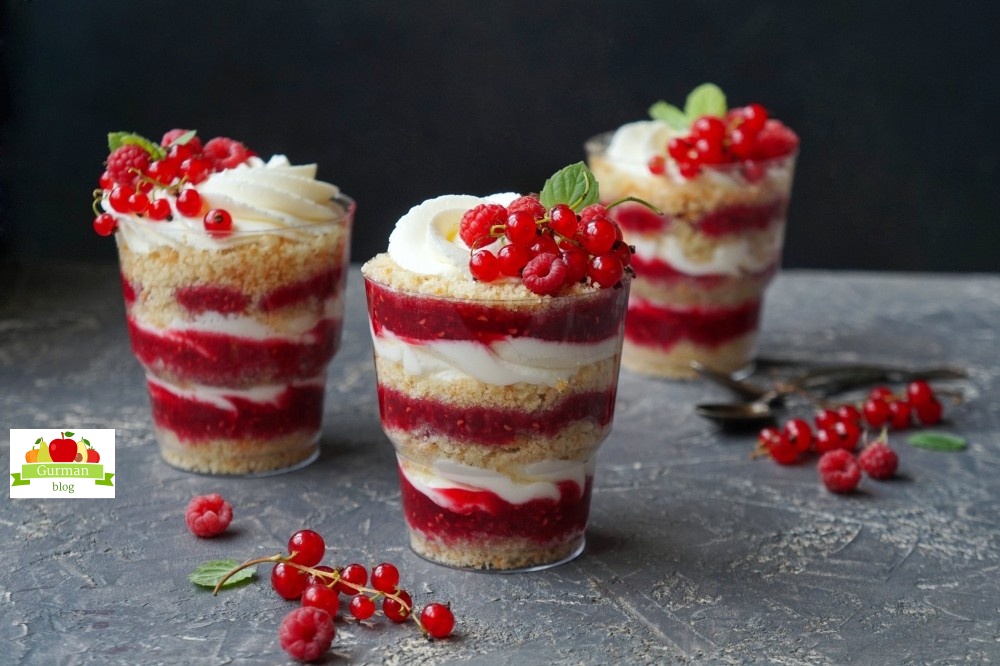 Трайфлы с красной смородиной и малиной за 15 минут