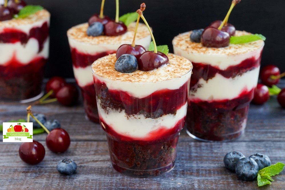 Трайфлы с вишней – яркий десерт в стакане