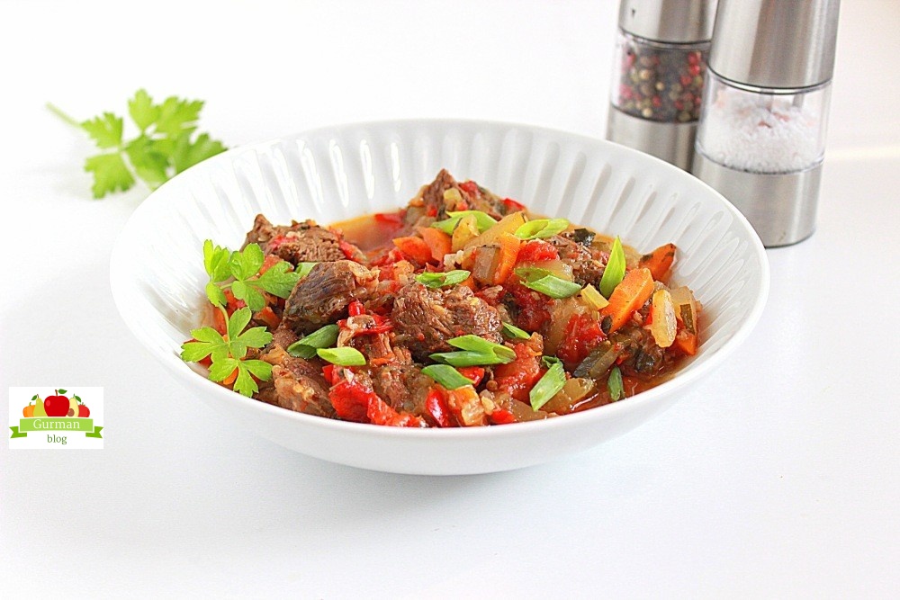 Тушеное мясо с овощами на ужин