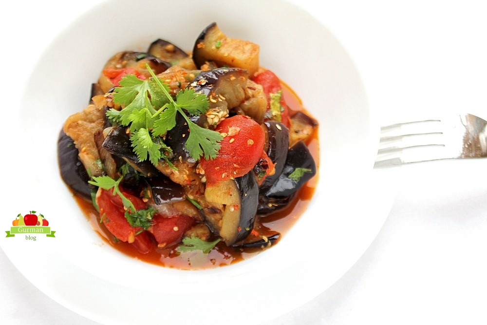 Тушеные баклажаны с помидорами и чесноком