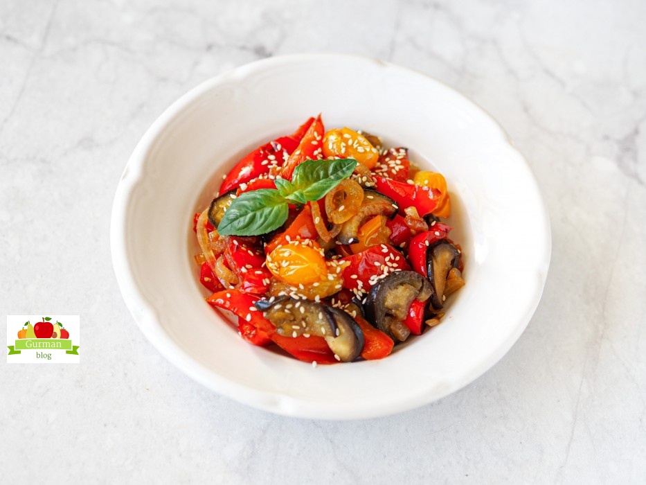 Тушеный болгарский перец с баклажанами