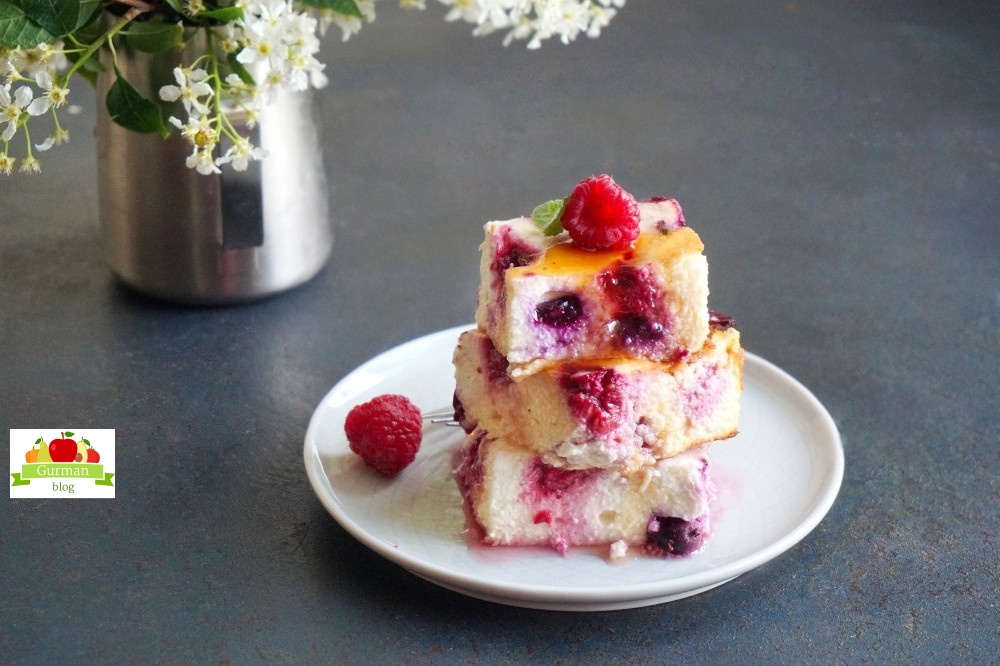 Творожная запеканка с ягодами без яиц