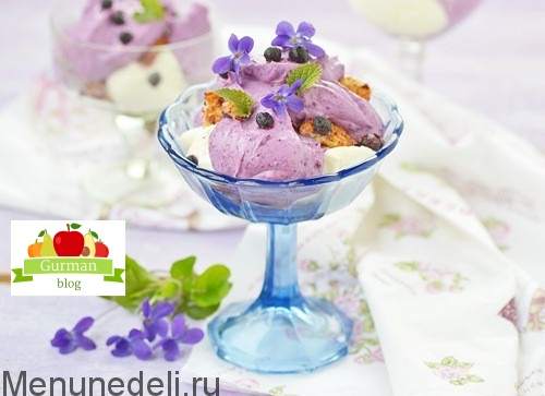 Творожный десерт с черникой и печеньем