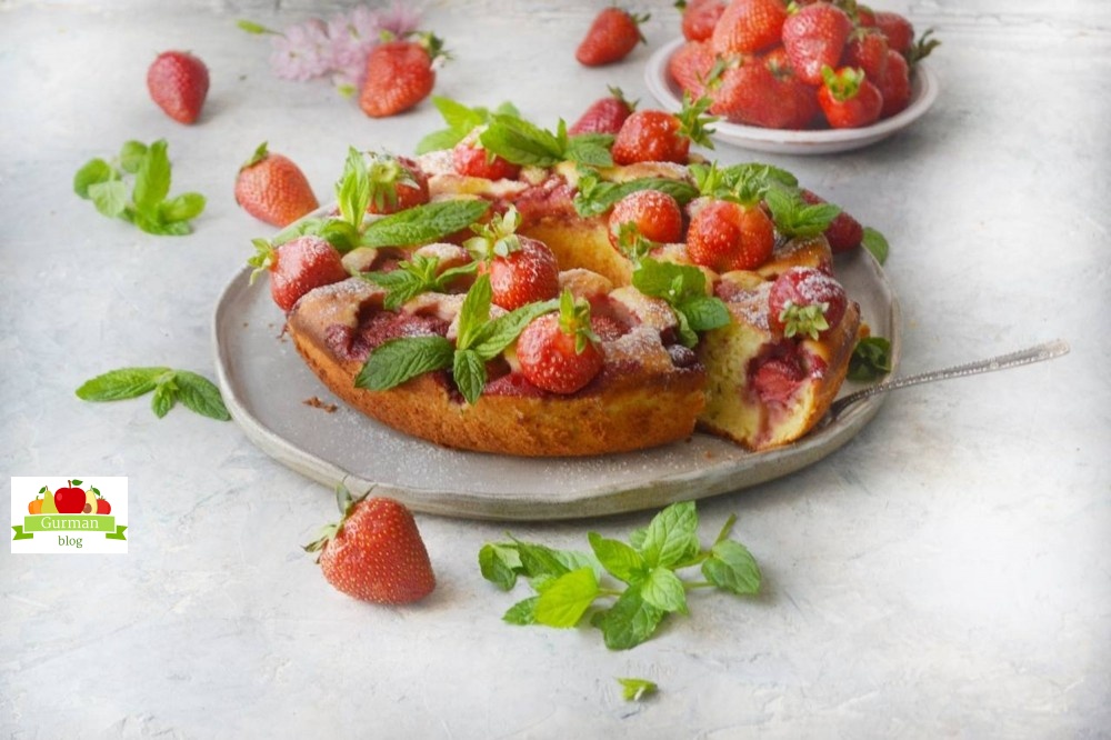 Творожный кекс с клубникой