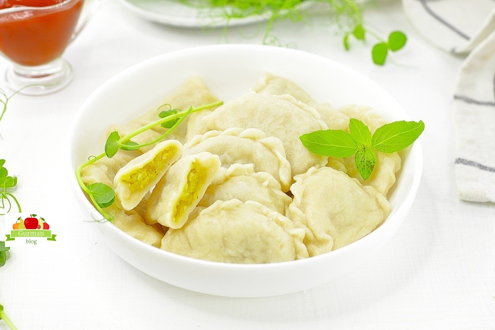 Вареники с сырой картошкой, салом и луком