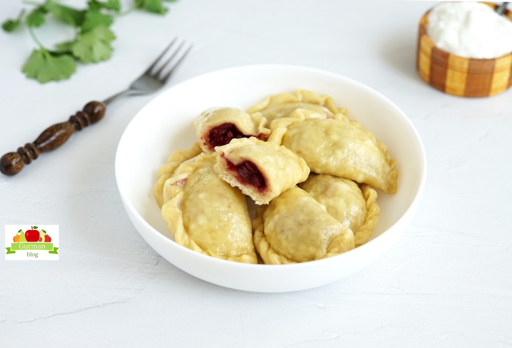 Вареники с вишней на пару