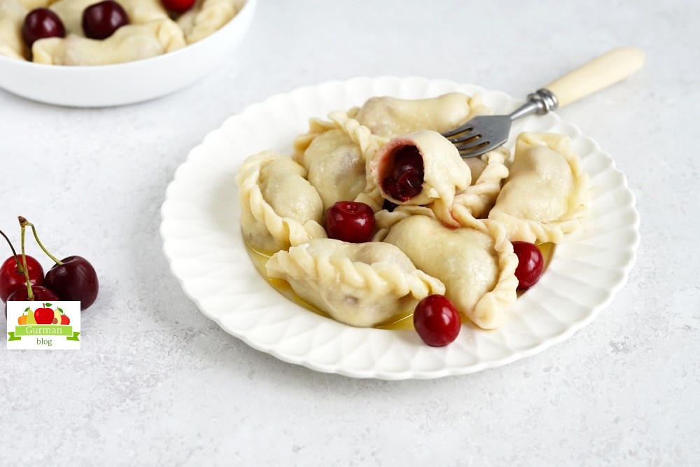 Вареники со свежей вишней