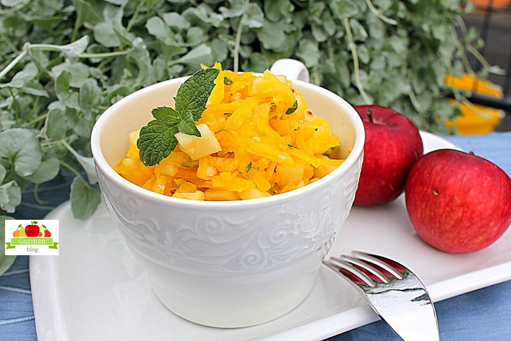 Витаминный салат с тыквой, яблоком и орехами