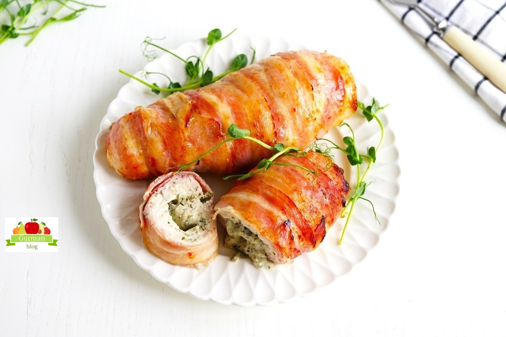 Вкусная куриная грудка в беконе в духовке: праздничный рецепт