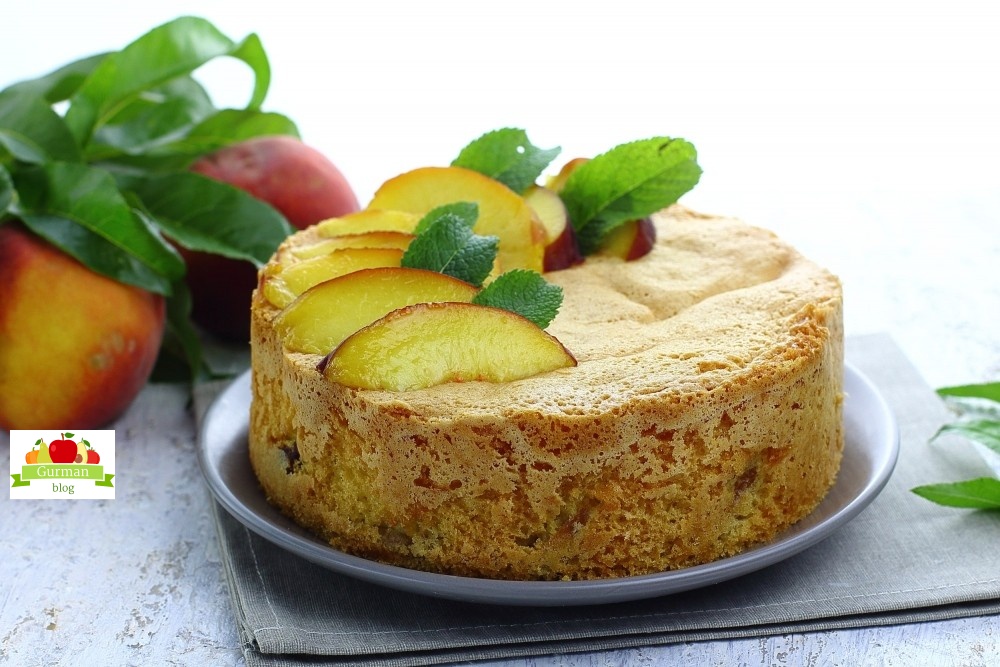 Воздушная шарлотка с персиками: всего 4 ингредиента