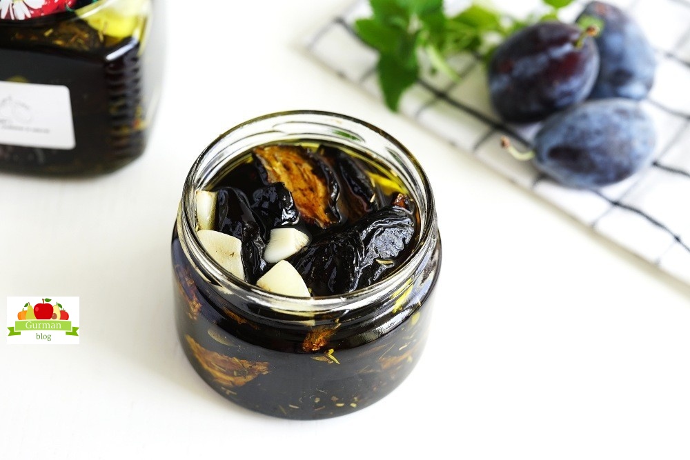 Вяленые сливы с чесноком и травами в масле