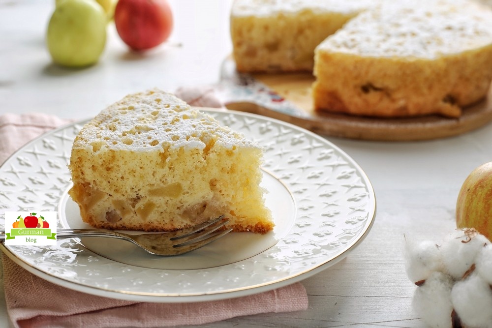 Яблочная шарлотка в мультиварке