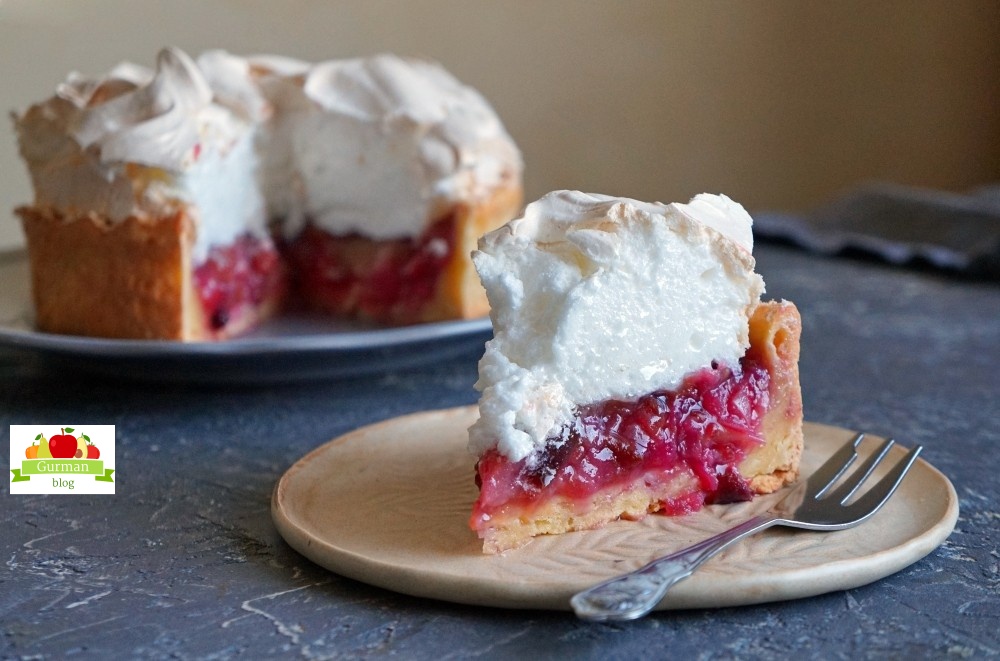 Яблочно-сливовый пирог с меренгой