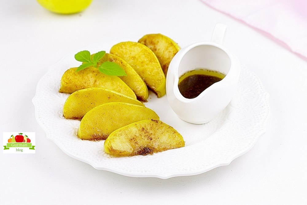 Яблоки на сковороде с сахаром и корицей