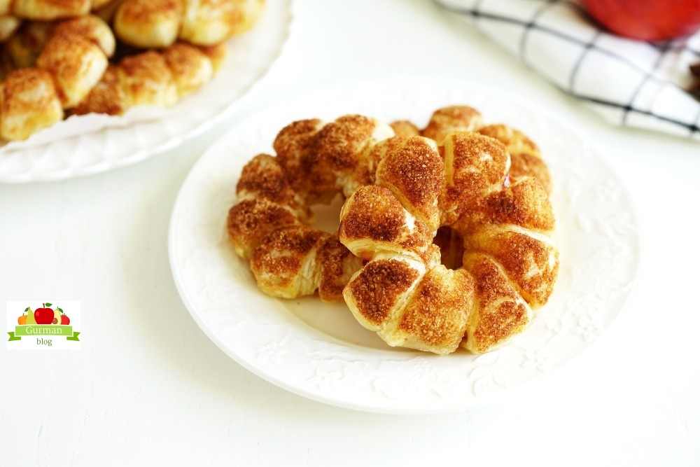 Яблоки в слоёном тесте, запечённые в духовке кружочками