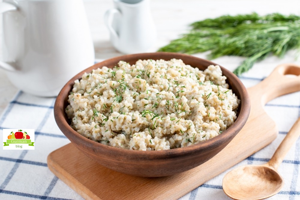 Ячневая каша с яйцом на гарнир