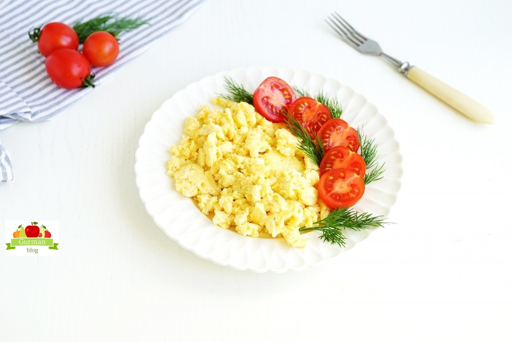 Яичница-болтунья с помидорами