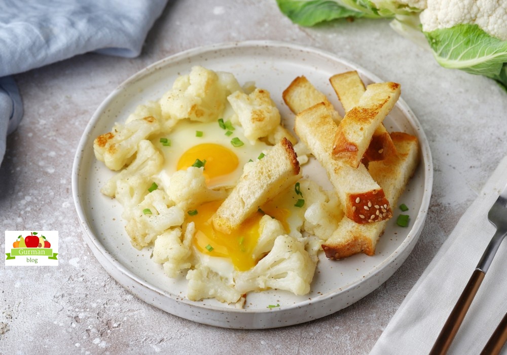 Яичница-глазунья с цветной капустой и гренками