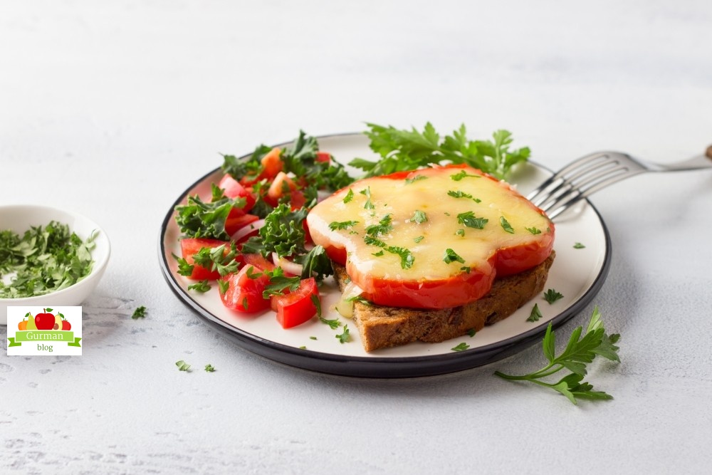 Яичница в перце на тосте