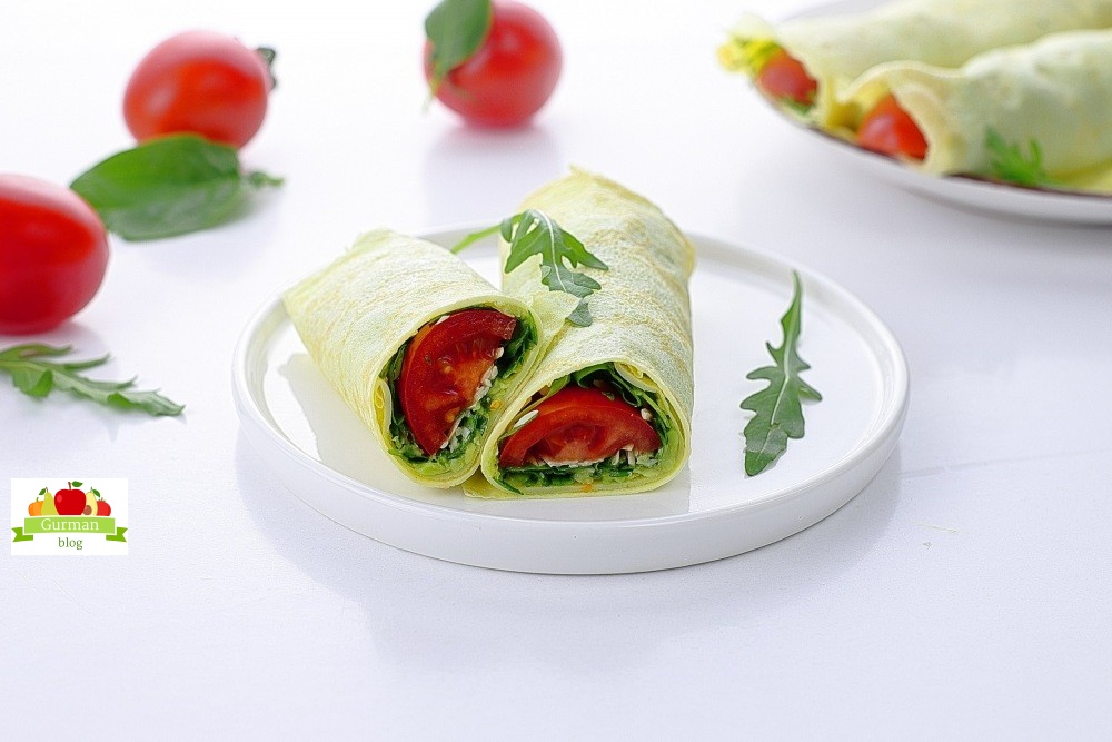 Яичные рулетики с авокадо и помидорами